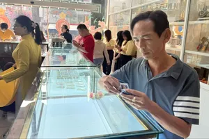 Các doanh nghiệp đồng loạt giảm mạnh giá thu mua hơn giá bán, đẩy rủi ro về phía người mua vàng