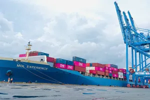 Tàu mẹ MOL EXPERIENCE có tải trọng khoảng 63.000 DWT cập cảng TCIT chiều 29-10