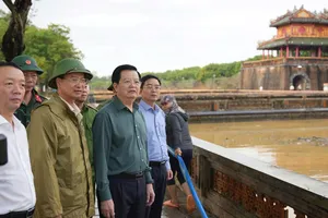 Phó Thủ tướng Chính phủ Mai Văn Chính kiểm tra công tác khắc phục mưa lũ ở Đại Nội Huế