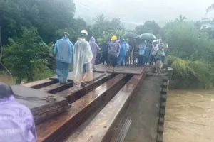 Quảng Ngãi: Dựng cầu tạm thay cầu Cây Sung bị sập