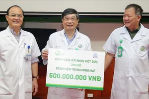 Bệnh viện Hữu nghị Việt Đức ủng hộ đồng bào, đồng nghiệp miền Trung