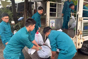 Triều cường cao hơn dự báo, phường Bình Qưới "cầu cứu" lực lượng hỗ trợ đắp bờ bao