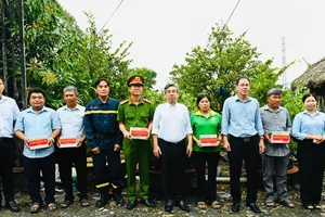 Lãnh đạo TPHCM thăm hỏi, động viên nông dân làng mai Bình Lợi