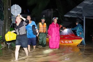  Bão số 13 vào đất liền, tàn phá miền Trung