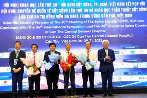 Bác sĩ đầu ngành ở Nhật Bản, Ấn Độ tham gia hội nghị chuyên đề quốc tế cột sống tại ĐBSCL