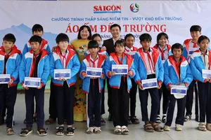 Báo Sài Gòn Giải Phóng trao học bổng, áo ấm cho học sinh tỉnh Lâm Đồng