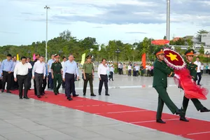 Tổng Bí thư Tô Lâm dâng hoa Tượng đài Bác Hồ ở đặc khu Phú Quốc