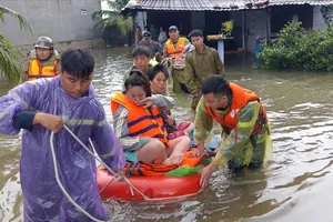 Lực lượng chức năng tỉnh Khánh Hòa hỗ trợ sản phụ đến nơi an toàn
