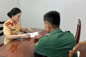 CSGT làm việc với tài xế B.