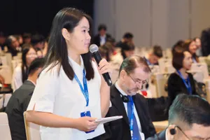 Các bạn trẻ thảo luận sôi nổi cùng các chuyên gia, nhà chức trách tại Diễn đàn Kinh tế mùa thu 2025. Ảnh: HOÀNG HÙNG