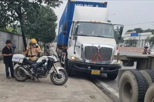 Xử lý hàng chục xe đầu kéo dừng đỗ sai quy định 