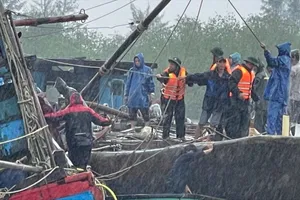 Quảng Trị: Cứu tàu cá bị chìm tại Nam Cửa Việt