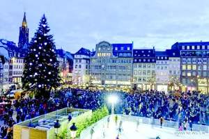Chợ Giáng sinh Strasbourg. Ảnh: XINHUA 