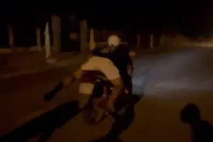 Công an làm việc với nhóm "quái xế" biểu diễn trên yên xe