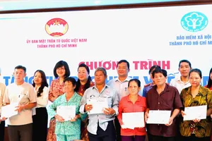 TPHCM: Tặng hơn 3.000 thẻ BHYT cho người có hoàn cảnh khó khăn 