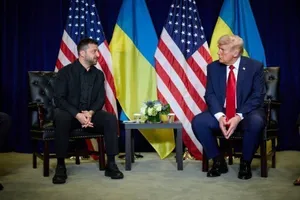 Tổng thống Mỹ Donald Trump (phải) và Tổng thống Ukraine Volodymyr Zelensky tại cuộc gặp bên lề khóa họp 80 Đại hội đồng LHQ ở New York, Mỹ, ngày 23-9. Ảnh: AA/TTXVN