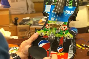 Đàn guitar được chế tạo từ các loại rác thải Ảnh: EURONEWS