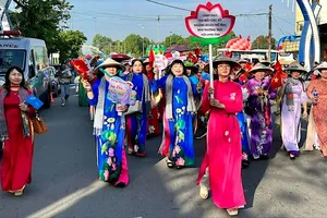 Đồng Tháp: Hơn 2.000 người diễu hành áo dài hoa chào năm mới 2026
