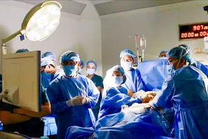 Ê kíp bác sĩ Bệnh viện Từ Dũ và Bệnh viện Nhi đồng 1 (TPHCM) can thiệp thông tim bào thai cho thai nhi bị bất thường tim bẩm sinh