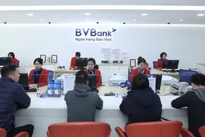 Khách hàng giao dịch tại một ngân hàng trên địa bàn phường Bàn Cờ, TPHCM. ẢNH: HOÀNG HÙNG