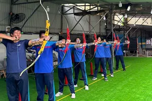 Các thành viên CLB bắn cung Trung tâm Cung ứng dịch vụ công phường Tân Thuận (TPHCM) tập luyện