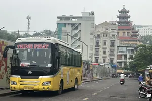 Xe đò đón khách trên đường Nguyễn Chí Thanh (phường An Đông, TPHCM)