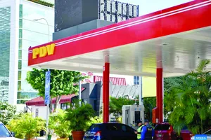 Trạm xăng của công ty dầu khí quốc doanh PDVSA hoạt động tại Caracas, Venezuela. Ảnh: XINHUA