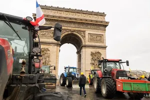 Nông dân đưa máy kéo đến Khải Hoàn Môn ở thủ đô Paris, Pháp, phản đối thỏa thuận thương mại. ẢNH: BENJAMIN GIRETTE/BLOOMBERG