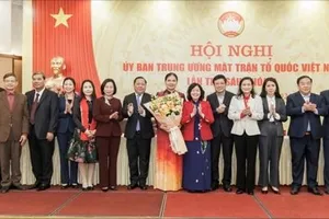 Đồng chí Bùi Thị Minh Hoài, Ủy viên Bộ Chính trị, Bí thư Trung ương Đảng, Bí thư Đảng ủy MTTQ, các đoàn thể Trung ương, Chủ tịch Ủy ban Trung ương MTTQ Việt Nam, tặng hoa chúc mừng các đại biểu được hội nghị hiệp thương