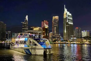 Hành khách du ngoạn trên sông Sài Gòn bằng buýt sông