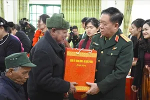 Đại tướng Nguyễn Trọng Nghĩa trao quà tặng các gia đình chính sách, người có công trên địa bàn tỉnh Cao Bằng. Ảnh: QĐND 