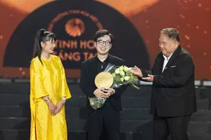 Ông Trần Minh Hoàng, Giám đốc Kinh doanh "Chào Show" nhận giải thưởng từ ban tổ chức