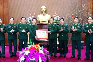 Trung tướng Vũ Trung Kiên và đoàn công tác tặng quà, chúc tết cán bộ, chiến sĩ Bộ Chỉ huy Quân sự tỉnh Hà Tĩnh