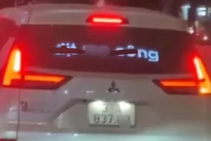 Làm rõ hành vi xe ô tô chạy dòng chữ thô tục, xúc phạm lực lượng công an
