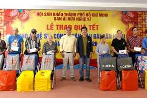 NSND Hùng Minh cùng nghệ sĩ Hoa Lan, Hồng Sáp chụp ảnh cùng các nữ nghệ sĩ sân khấu tài năng NSND Phượng Loan, NSND Trịnh Kim Chi và NSƯT Tuyết Thu. Ảnh: THÚY BÌNH 