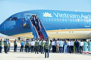 Chuyến bay chính thức đầu tiên của VN Airlines đáp xuống sân bay Long Thành chở theo lãnh đạo Chính phủ và các bộ, ngành Trung ương