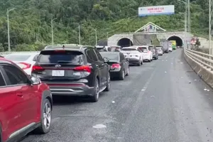 Ùn tắc kéo dài tại hầm Đèo Cả phía Khánh Hòa
