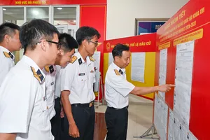 Cử tri thuộc Bộ Tư lệnh Vùng 2 Hải quân tìm hiểu tiểu sử người ứng cử đại biểu Quốc hội khóa XVI và đại biểu Hội đồng nhân dân các cấp nhiệm kỳ 2026-2031