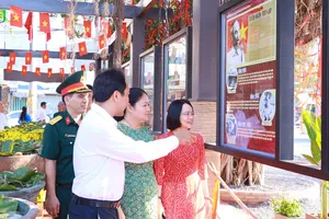 Tham quan, tìm hiểu Không gian văn hóa Hồ Chí Minh tại Công viên Nguyễn Tư Nghiêm (phường Bình Trưng). Ảnh: VĂN NGÔ