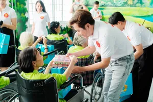 Ca sĩ Quốc Đại - Đội tình nguyện viên nghệ sĩ TPHCM, trao quà đến người khuyết tật