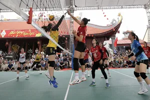 Màn so tài giữa hai đội bóng nữ VTV Bình Điền Long An (trái) và Ngân hàng Công thương ở Hội làng Quan Độ (Bắc Ninh) năm 2026. Ảnh: DŨNG PHƯƠNG