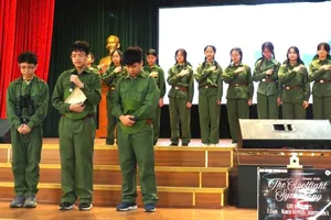 Học sinh lớp 7A5 với tiết mục tái hiện sự kiện lịch sử 10 nữ TNXP hy sinh tại ngã ba Đồng Lộc 