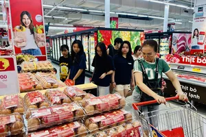 Người tiêu dùng mua thực phẩm tại một siêu thị ở phường Tây Thạnh, TPHCM. Ảnh: THI HỒNG