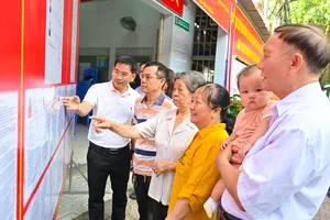 Lãnh đạo địa phương cùng các thành viên Tổ bầu cử Khu vực bầu cử số 30 phường Tam Thắng, cùng cử tri địa phương theo dõi thông tin tiểu sử các ứng cử viên