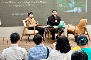 Nhà văn Dương Bình Nguyên (phải) giao lưu với bạn đọc tại Đường sách TPHCM nhân dịp trở lại văn đàn với tiểu thuyết Gió vẫn thổi qua rừng nhiệt đới