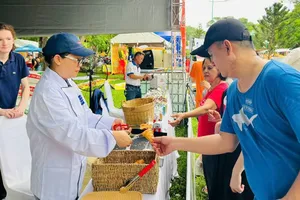  Du khách dùng thử các loại bánh mì tại Lễ hội bánh mì ở TPHCM