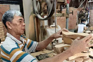  Ông Nguyễn Văn Sụ (64 tuổi) tạo hình những đôi guốc thô 