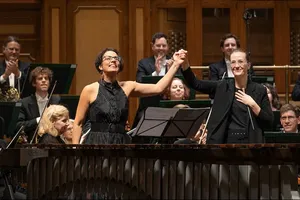 Nữ nhạc trưởng (đứng, bên trái) của Dàn nhạc giao hưởng bang Adelaide. Ảnh: ABC