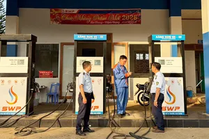 Lực lượng quản lý thị trường Gia Lai đồng loạt ra quân kiểm soát, vận động các cửa hàng, cây xăng tuân thủ đúng quy định, tránh tăng giá, ghim hàng. Ảnh: NGỌC OAI