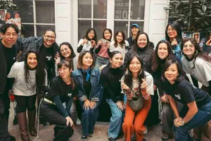 Linda Nguon (hàng đầu, thứ ba từ trái sang) tại một sự kiện ở Paris, Pháp. Ảnh: VIETCETERA